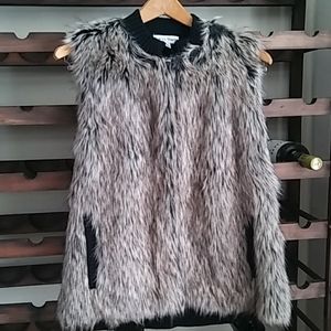 Faux fur vest with sweater back,collar  trim on